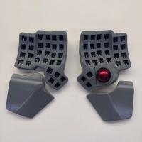 Kit de teclado mecánico personalizable Charybdis Split Keyboard: diseño 4x6 con reposabrazos integrados con trackball, soporte, conexión cableada/inalámbrica y compatibilidad ZMK/QMK. Accesorio para juegos ideal para gamers, con teclas en color blanco. - details 2