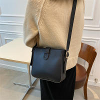 Bolso de mujer versátil 2025 nuevo bolso de mensajero de mujer simple y de moda bolso de cubo retro de gama alta - details 4