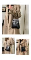 Bolso de hombro elegante con cierre de beso, bolso cruzado de estilo chino Retro de cuero PU, bolso de mujer Vintage de gran capacidad de Color sólido - details 3