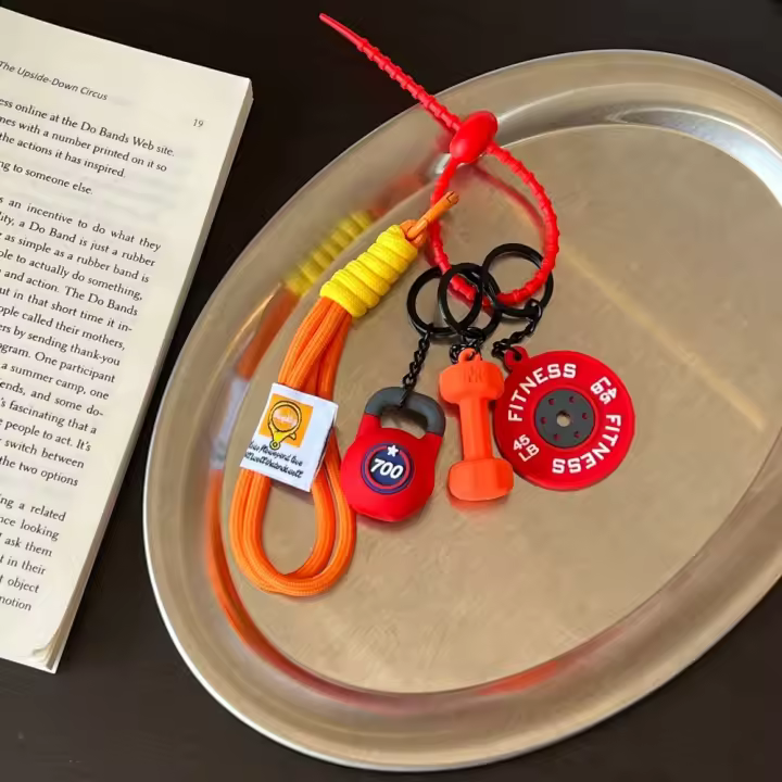 Llavero de fitness tejido a mano, mini mancuerna antipérdida, llavero para amantes del gimnasio, colgante de cuerda de nailon con placa de peso. - 1