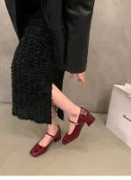 Zapatos rojos de tacón grueso para mujer con falda y zapatos de noche. - details 2