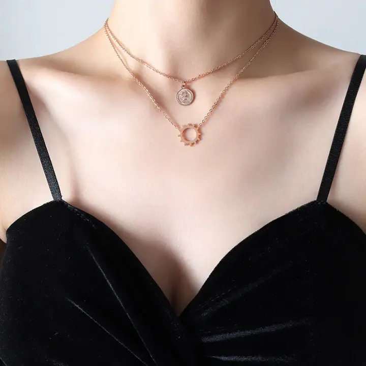 Collar con colgante de retrato en relieve de doble capa estilo europeo y americano, cadena de clavícula de acero titanio chapado en oro de 18k - 1