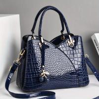 2022 El bolso de mano de textura de cocodrilo sintético más nuevo y moderno para mujer con colgante de cereza: elegante bolso y bolso de hombro negro y rojo, cierre de cremallera, forro de poliéster, detalle de pintura en los bordes, bolso | Bolso elegant - details 8