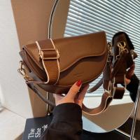 Bolso Retro de Color sólido con tapa para mujer, bandolera con correa ancha para el hombro de cuero PU a la moda - details 17