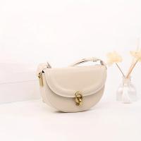 Bolso de sillín de moda para mujer, bolso de hombro tipo mensajero de color sólido de moda 2024 con correa ajustable, resistente a la decoloración, forro de poliéster, cierre de cierre de beso, pintura de borde acolchado - negro/rojo - details 9