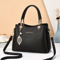 Elegante bolso de mano con correa de hombro desmontable, herrajes en tono dorado y elegante dije de hoja - Elegante bolso blanco para uso diario, bolso informal y elegante |   Bolso de mano con encanto elegante |   Bolsa - details 13