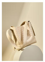 Bolso de hombro de cuero tejido a mano de gran capacidad a la moda bandolera bandolera bandolera para mujer - details 15