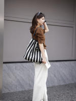 Bolso de mano informal de gran capacidad, de lona a rayas, con un solo hombro oblicuo. - details 2