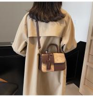 Nuevo bolso de mensajero versátil de hombro, bolso cuadrado pequeño portátil con costuras. - details 30