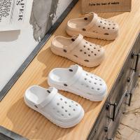 Zuecos de plataforma calados para mujer, sandalias de playa antideslizantes de verano 2025, zapatillas de suela gruesa a la moda para mujer, calzado para jardín Eva - details 1