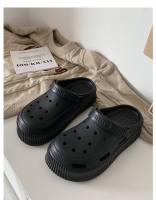 Los estudiantes usan la versión coreana de moda y creativa de los zapatos con agujeros, zapatillas geniales de cabeza de bolsa de paso de mierda de suela gruesa suave de EVA de verano para mujer - details 54