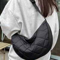 Bolso cruzado portátil a cuadros de Color sólido, correa ajustable acolchada, bolso de media luna, bolso de hombro de nailon acolchado que combina con todo, diario - details 7