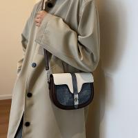 Elegante bolso de sillín bicolor para mujer - Colección elegante de primavera, lujo ligero, diseño de media luna con correa negra ajustable y cierre de cremallera, para llevar al hombro o cruzado, bolso - details 9