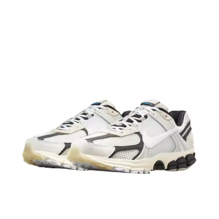 【Leten】 Zoom Vomero 5 Mujeres y hombres Sier Negro Cómodo Amortiguación Transpirable Retro Resistente al desgaste Zapatos para correr FN7649-110 Pegatinas de pared - 1