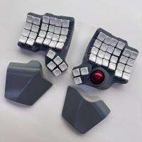 Kit de teclado mecánico personalizable Charybdis Split Keyboard: diseño 4x6 con reposabrazos integrados con trackball, soporte, conexión cableada/inalámbrica y compatibilidad ZMK/QMK. Accesorio para juegos ideal para gamers, con teclas en color blanco. - details 8