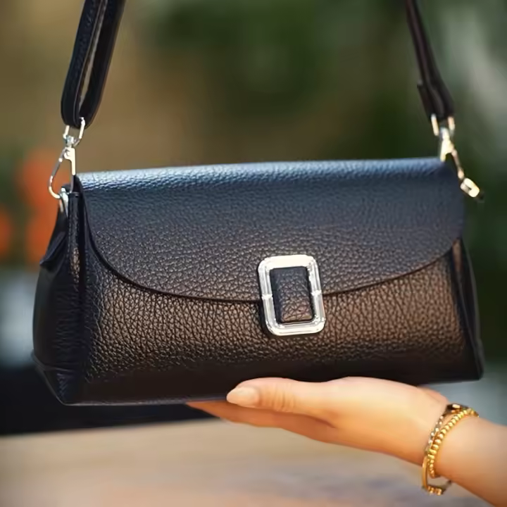 Elegante Bolso Cruzado para Mujer Negro con Herrajes Dorados Multifuncional para Uso Diario - 1