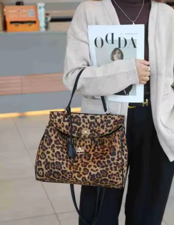 2025 nuevo bolso de mensajero de hombro portátil de gran capacidad con estampado de leopardo, bolso de mano premium para viajeros, bolso Kelly multifuncional - 1
