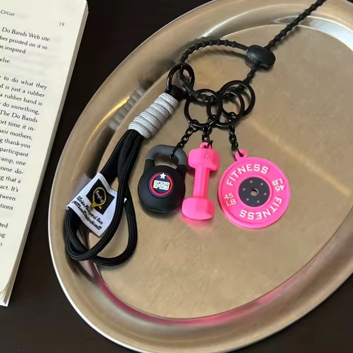 Llavero de fitness tejido a mano, mini mancuerna antipérdida, llavero para amantes del gimnasio, colgante de cuerda de nailon con placa de peso. - 1