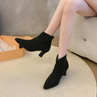 Nuevas botas de mujer con tacón de gato, boca en V, ajustadas, color marrón y piel desnuda. - details 19