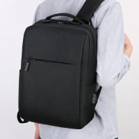 Una mochila de viaje grande con mucho espacio de almacenamiento, ideal para desplazamientos, escuela, trabajo y salidas. - details 3