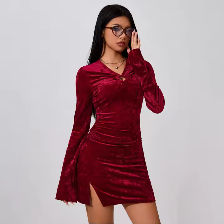 Vestido de mujer con mangas de trompeta y falda corta - 1