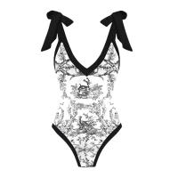 El nuevo traje de baño de una pieza es ajustado y delgado para las mujeres. - details 1