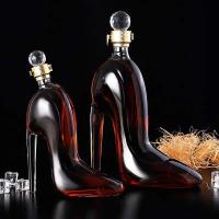 Un diseño innovador de zapato de tacón alto de vino tinto, un vaso vacío con tapa sellada y una botella de whisky gruesa. - details 1