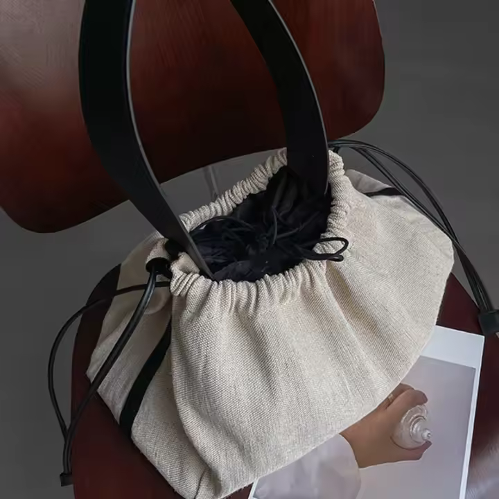 Bolso de Lienzo Minimalista 2025 Ligero, Espacioso, Cierre con Cordón, Diseño Duradero y Elegante para Uso Diario Disponible en Negro o Blanco - 1