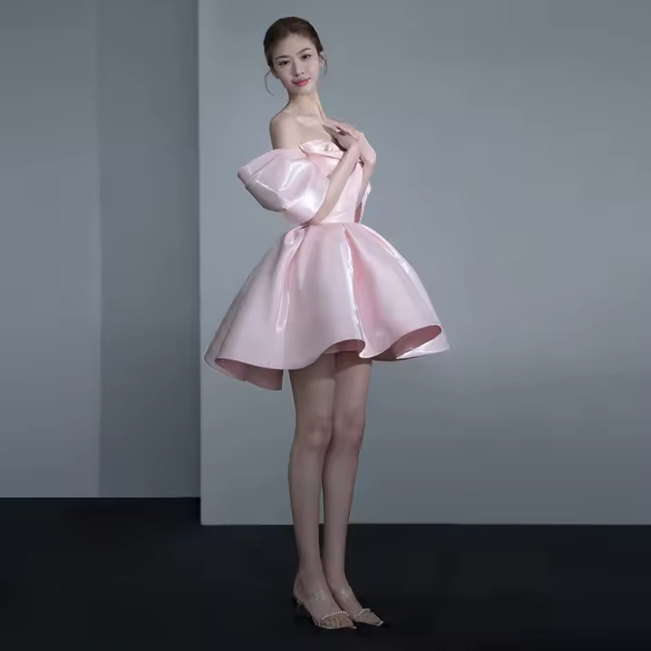 Vestido de noche de lujo ligero francés con un diseño elegante y elegante. Banquete estilo corto, fiesta de cumpleaños, un hombro rosa. - 1