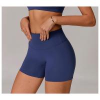 Una mujer con pantalones cortos de yoga de cintura alta que levantan la cadera sobre pantalones cortos deportivos ajustados, adelgazantes y para correr. - details 0