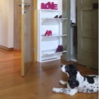 Zapatero de metal Slim situado detrás de una puerta en el dormitorio.