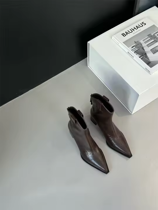 Botas cortas de tacón alto puntiagudas de moda, con temperamento, tacones gruesos, delgados y versátiles - 1
