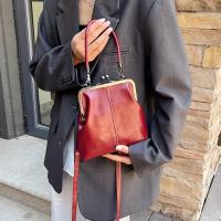 2025 Nuevo bolso bandolera vintage para mujer con correa ajustable para el hombro y cierre de beso - Bolso de color sólido en rojo, marrón claro, negro - Bolso de hombro pequeño elegante para atuendos informales y formales, bolso bandolera - details 10