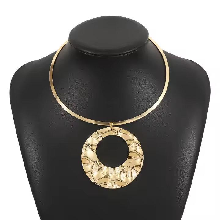 Collar colgante plisado geométrico con personalidad de nicho de estilo metálico femenino, collar versátil retro de lujo ligero. - 1
