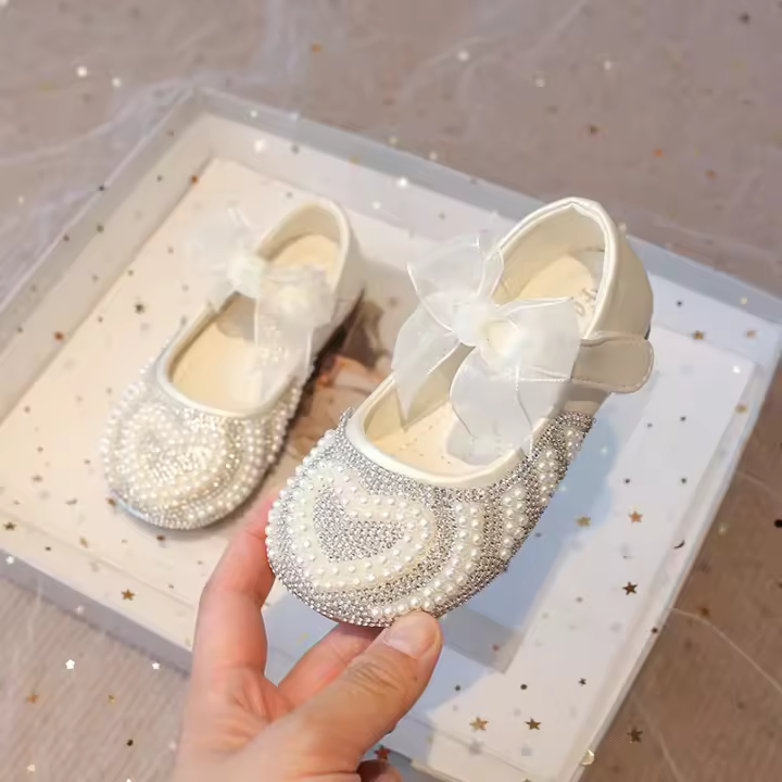 Zapatos con diamantes de imitación para niñas, pajarita de encaje con perlas y corazón grande, vestido plano de princesa a la moda para fiesta de boda, elegante - 1