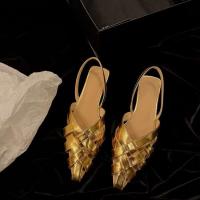 Sandalias de tejido plano con tirachinas para mujer, tacón bajo de 2cm, estilo Xinziyu, con cuero dorado - details 5