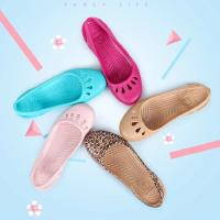 Sandalias ligeras a prueba de agua para verano, zapatos antideslizantes con agujeros, zuecos, novedad - details 0