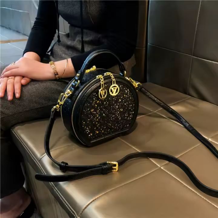 Bolso pequeño redondo de piedra de flor de lluvia de textura de lujo ligero de la marca Hong Kong para mujeres2025Nueva Bolsa Bandolera de Un Solo Hombro Texturizada Versátil y Moderna - 1