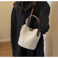 Bolso de mano de mujer nuevo de primavera y otoño de nicho de moda 2025, bolso de hombro versátil de moda, bolso de cubo tejido. - details 14