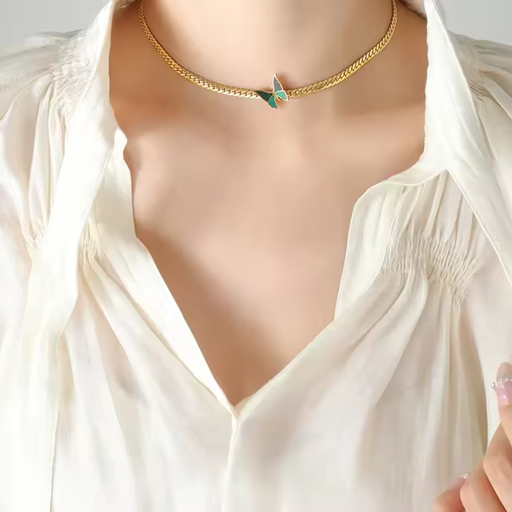 Collar europeo y americano de moda creativa con incrustaciones de mariposa de viento frío, cadena cubana de acero titanio chapada en oro. - 1