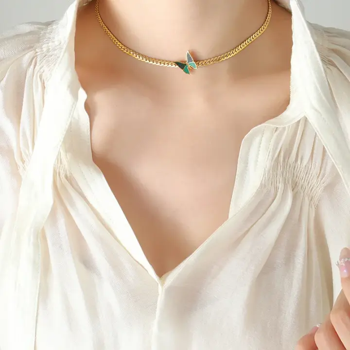 Collar europeo y americano de moda creativa con incrustaciones de mariposa de viento frío, cadena cubana de acero titanio chapada en oro. - 1