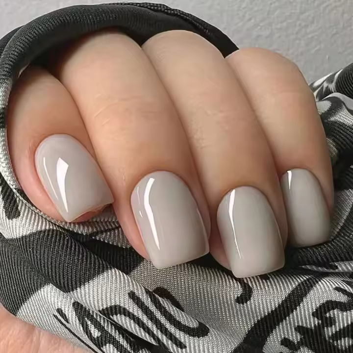 Arte de Uñas de Moda en Gris Leche Conjunto Completo de 24 Piezas para Mujeres - 1