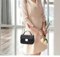 Bolso de Hombro Acolchado con Cadena Dorada Estilo Vintage Negro, Cierre Seguro, Forro de Poliéster, Accesorio Elegante, Construcción Duradera para Ocasiones Casuales y Formales - details 5