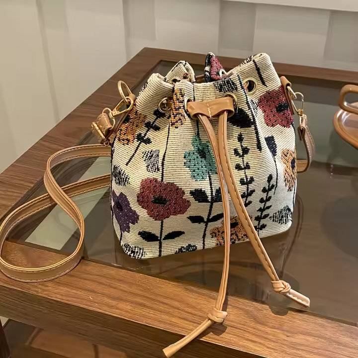Bolso tipo cubo floral retro para mujer, bandolera con correa ajustable y cierre con cordón, bolso informal para todos los días con estampado floral multicolor marrón claro, forro de poliéster duradero y ribete con borde de aceite, bolso floral, accesorio - 1