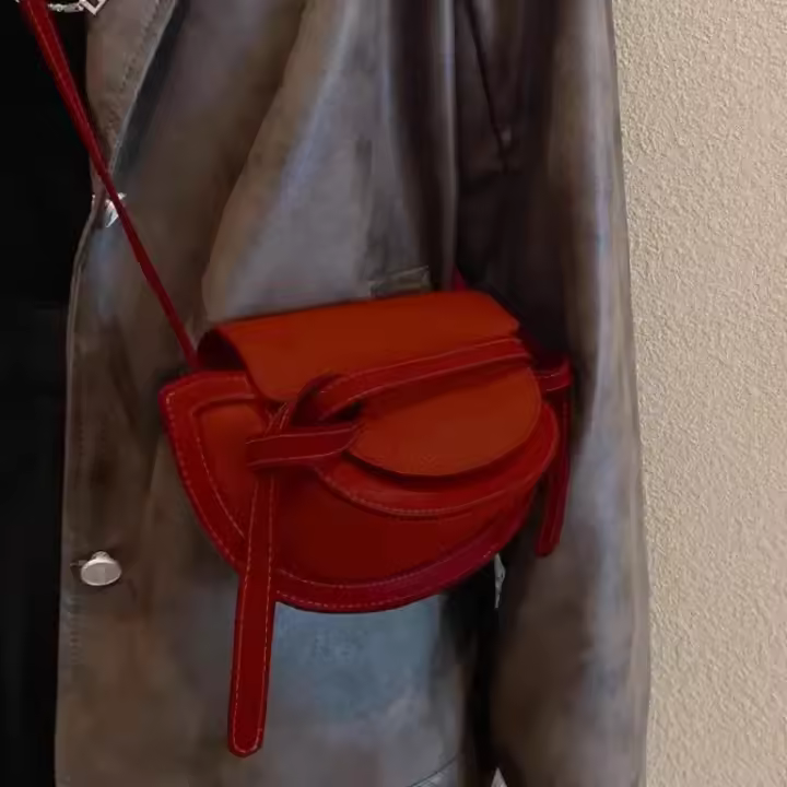 Bolso bandolera ajustable para mujer - Poliéster duradero de color rojo vibrante, compartimento espacioso para teléfono, lápiz labial y documento de identidad - Elegante y funcional para el desplazamiento diario, compras, trabajo - 1