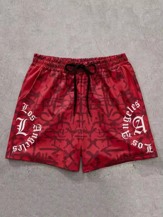 Los pantalones cortos casuales de moda para hombres están diseñados con llamativos estampados de letras rojas y añaden un toque vibrante al aspecto general. - 1
