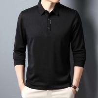 Polo de hombre de manga larga estilo gofre con letras informales en el cuello - details 9