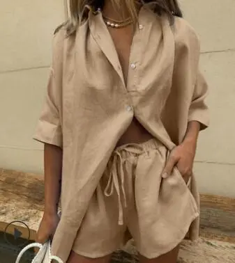 Conjunto de dos piezas de verano para mujer, camisa de manga corta de color sólido con botonadura sencilla y pantalones cortos anchos con cordón. - 1