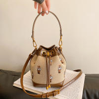 Nuevo bolso casual de moda de oso de alta gama, bolso de cubo portátil, bolso de mensajero de hombro. - details 7