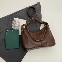 Bolso de hombro estilo vintage en colores negro, caqui y café con correa de cadena y cierre de cremallera - details 7